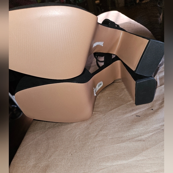 ASOS DESIGN Peaked platform high heeled shoes in black - Picture 8 of 8